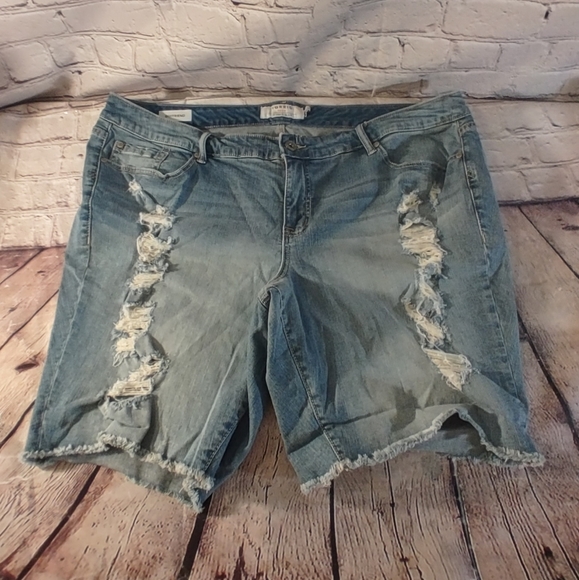 Boyfriend Shorts Destroyed Front Hem main image 1